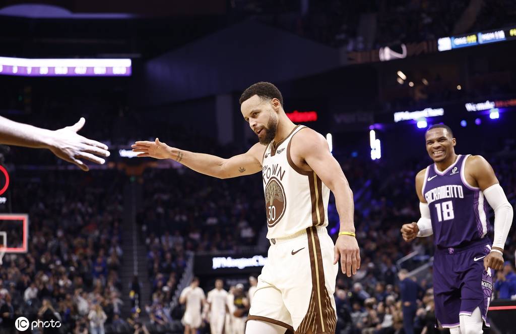 搞心态!库里变裁判威少崩溃 轰27+10勇士新年首迎2连胜